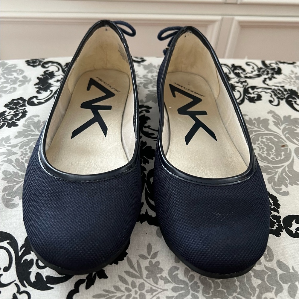 Anne Klein ballet flat. Navy blue. Size 6. Laced heel. Worn once